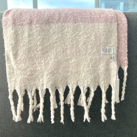 Brand new GENTLE FAWN scarf - Beautiful and super soft - Picture 3 of 5
